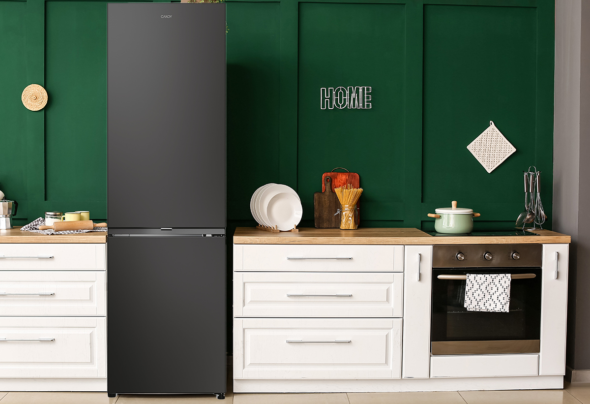 Απεικονίζεται ο ψυγειοκαταψύκτης σε μια κουζίνα.